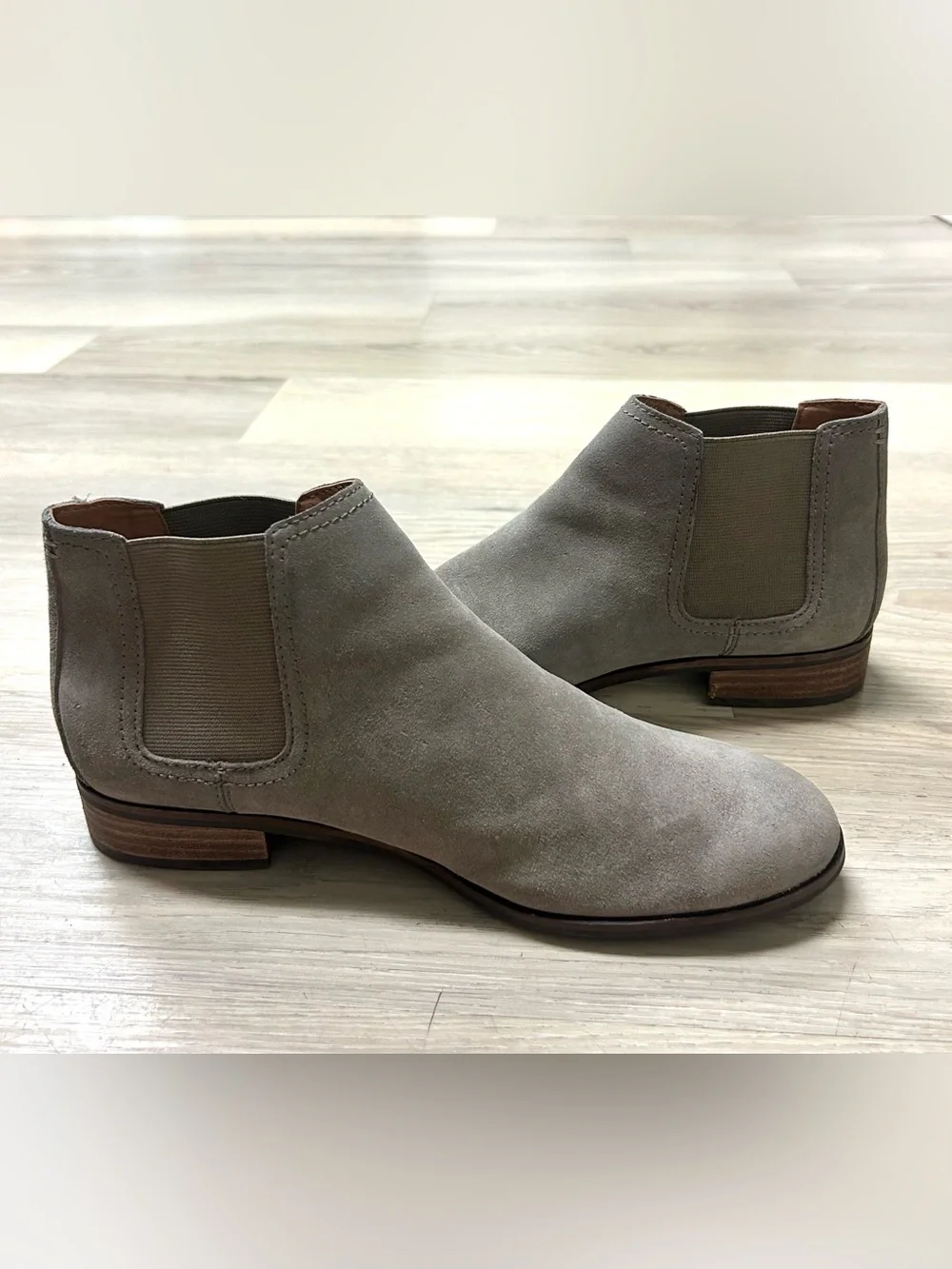 Frye Ankle Booties Chelsea Suede Women Sz 9M Taupe Pull On Boots Boho Minimalist